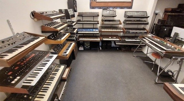 Example of electronic music production environments that inspire the EM1 curriculum—blending hardware heritage with software flexibility (source: Gearnews, Synthesizer Studio Hamburg)